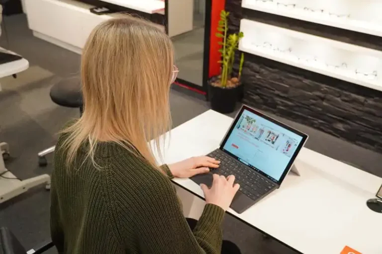 Deine Augen verdienen das Beste – Arbeitsplatzbrillen mit und ohne Blaulichtfilter