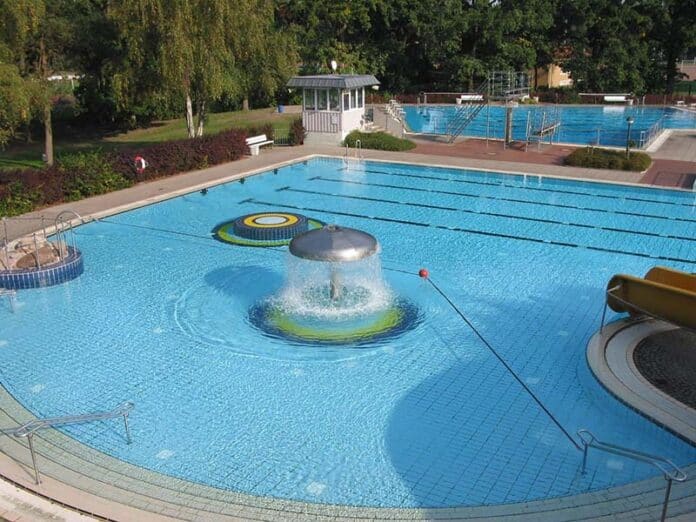 beeki-outdoor-pool-22342_1280 copy