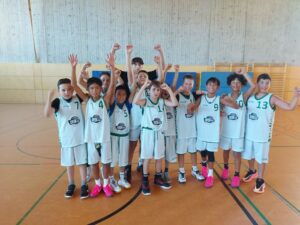 Die U12 der TV Nellingen 99ers jubelt in der Sporthalle über ihren Sieg