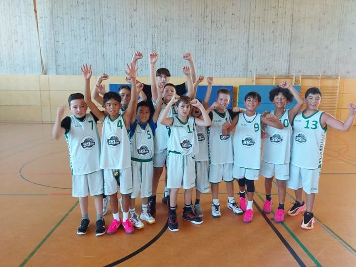 Die U12 der TV Nellingen 99ers jubelt in der Sporthalle über ihren Sieg