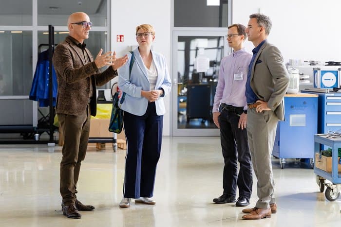 Andrea Lindlohr MdL im Gespräch mit Vertretern von Elektror in der Werkshalle in Ostfildern