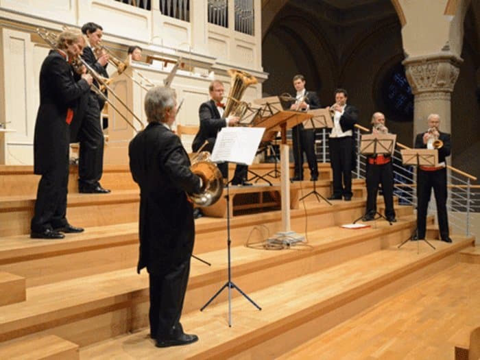 Blechbläser-Ensemble bei einem Konzert in einer Kirche