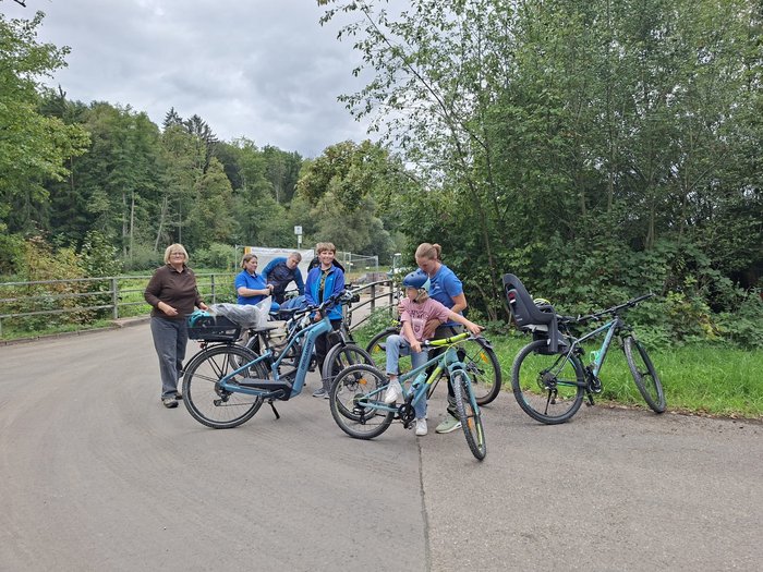 Gruppe von NABU-Aktiven mit Fahrrädern und Ausrüstung an einer Station entlang der Körsch