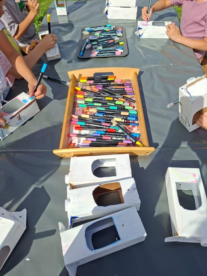 Grundierte Tetrapaks und bunte Stifte auf dem Basteltisch des NABU
