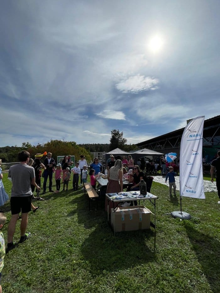 Besucherinnen und Besucher am NABU-Stand beim Weltkindertag in Neuhausen