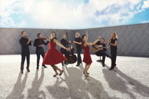 Das Ensemble Asamblea Mediterranea mit Klarinette, Geige, Kontrabass, Gitarre und Flöte