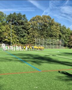 Zwei D-Junioren-Mannschaften stehen sich vor dem Anpfiff auf dem Sportplatz gegenüber