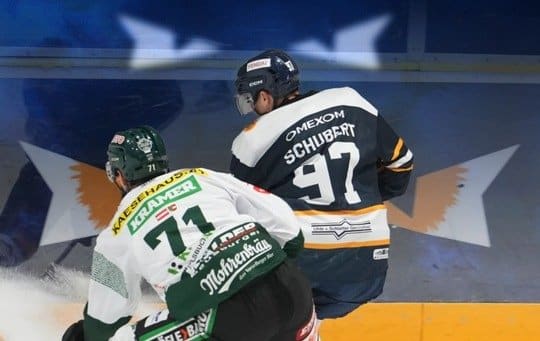 Zweikampf zwischen einem Stuttgart-Rebels-Spieler und einem Gegenspieler an der Bande