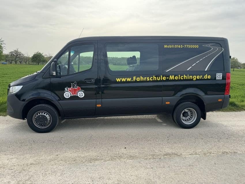 Kleinbus der Fahrschule Melchinger
