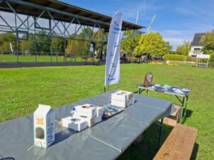 Stand des NABU Ostfildern-Nellingen beim Weltkindertag in Neuhausen mit bemalten Vogelfutterhäuschen aus Tetrapaks