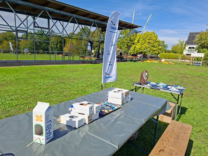 Stand des NABU Ostfildern-Nellingen beim Weltkindertag in Neuhausen mit bemalten Vogelfutterhäuschen aus Tetrapaks