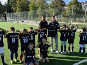 Junge Fußballerinnen und Fußballer in den neuen schwarzen Trikots der FSG Ostfildern