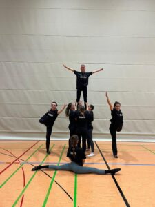 Tanzgruppe TriNova des TB Ruit in neuen schwarzen Team-Trikots