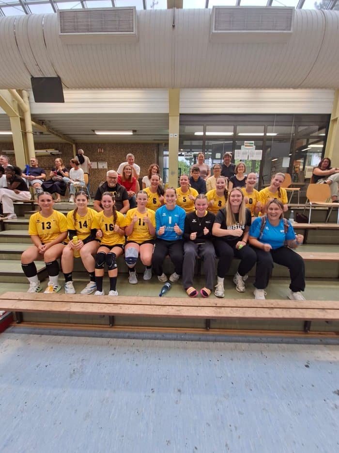 Die B2-Handballerinnen des TV Nellingen mit Betreuerinnen auf der Tribüne in der Halle