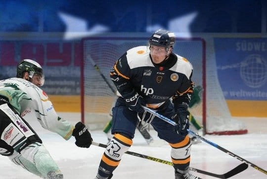 Eishockeyspieler der Stuttgart Rebels im dunklen Trikot mit Schläger auf dem Eis