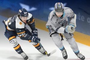 Zweikampf zweier Eishockeyspieler auf dem Eis