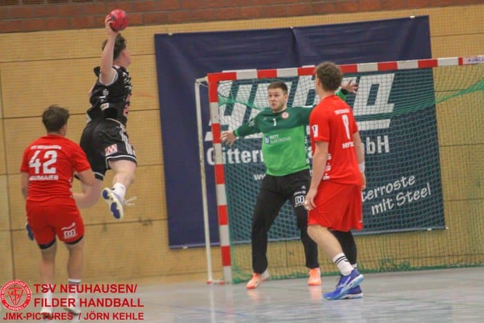 Handball-Torhüter des TSV Neuhausen/Filder bei einer Parade im Auswärtsspiel in Bittenfeld