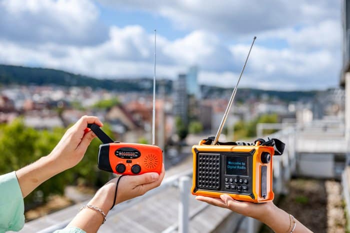 Zwei Kurbelradios vor der Stuttgarter Innenstadt