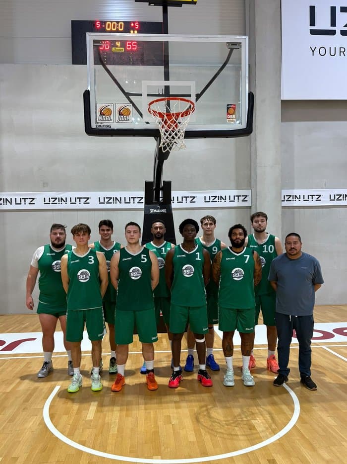 Mannschaftsfoto der ersten Herrenmannschaft der Nellingen 99ers unter dem Basketballkorb