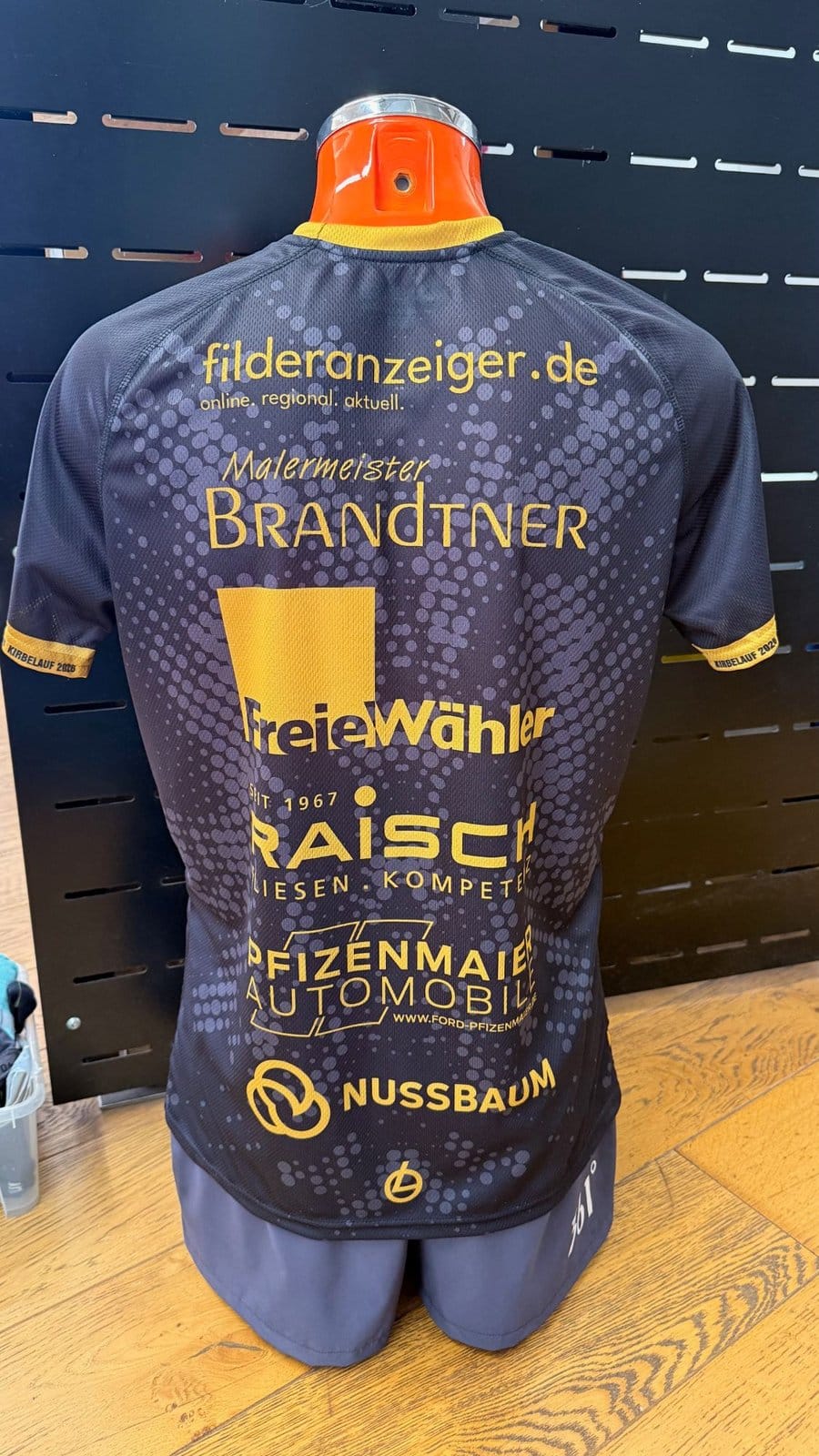 Die Rückseite des Laufshirts mit den Logos der Unterstützer.