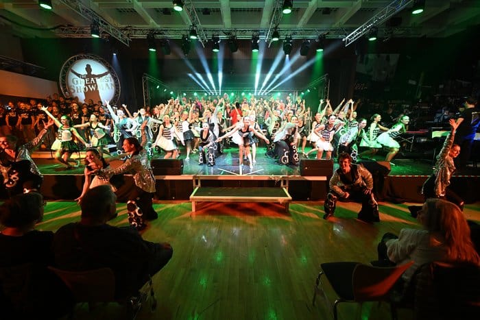 Finale der Jubiläumsshow mit Chor und Tänzerinnen vor der Bühne