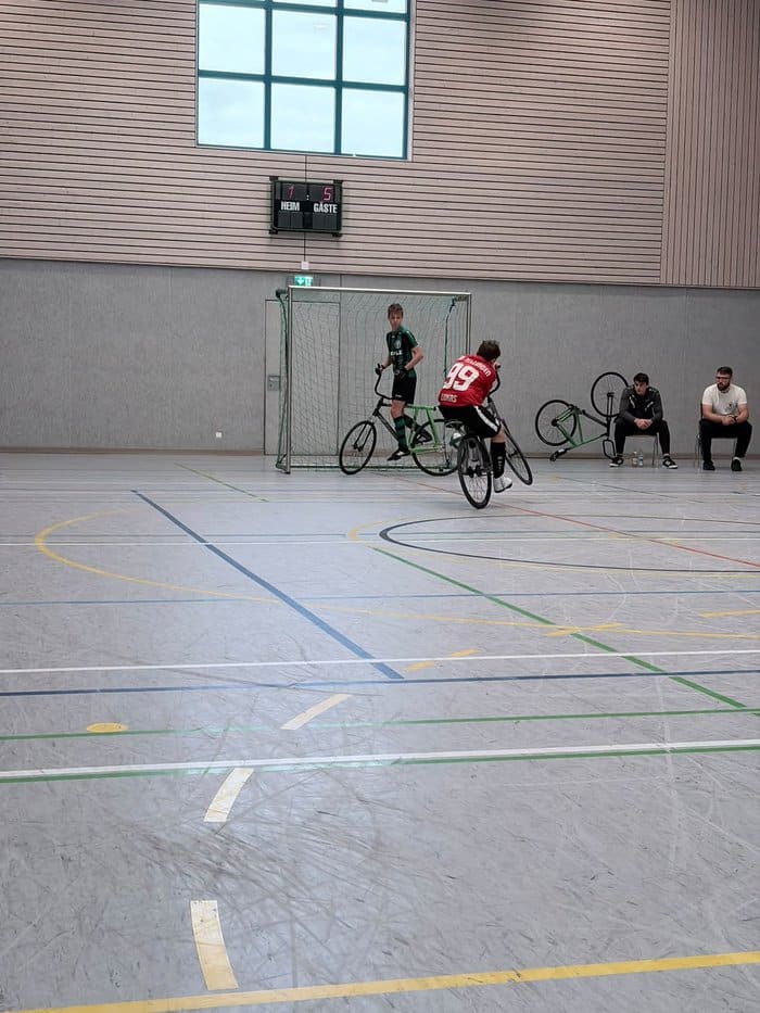 Spielszene vor dem Tor beim U15-Lonetal-Cup im Radball