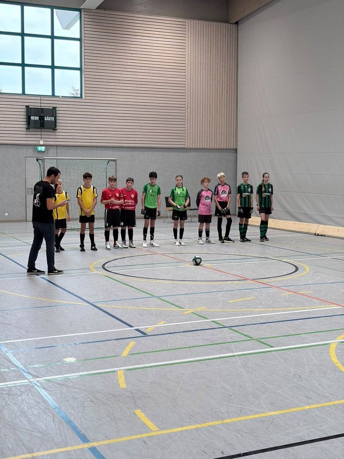 Aufstellung der U15-Teams vor Turnierbeginn in der Sporthalle
