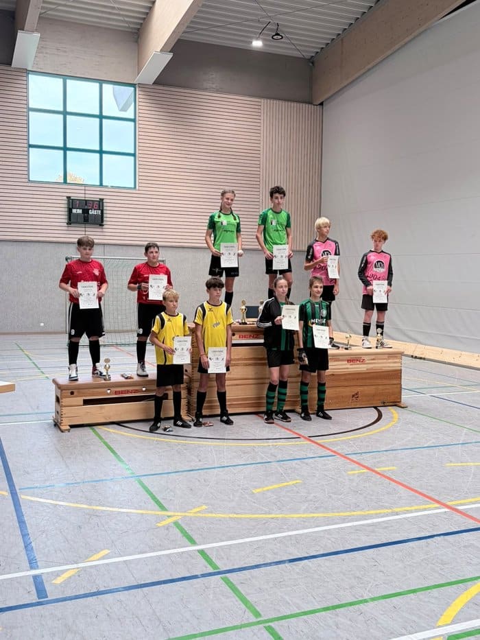 Siegerehrung beim U15-Lonetal-Cup mit den Teams auf dem Podest