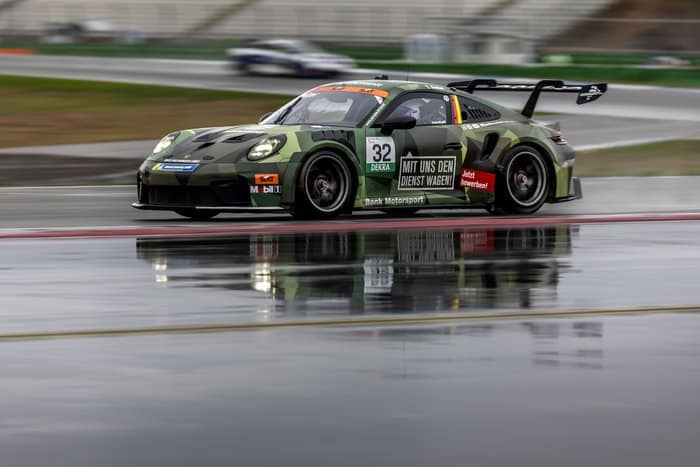 Porsche mit Startnummer 32 auf regennasser Strecke