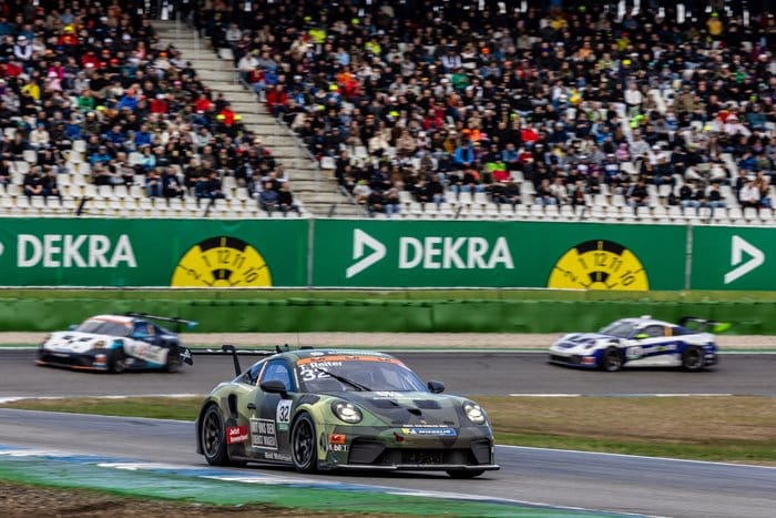 Porsche mit Startnummer 32 vor voll besetzter Tribüne am Hockenheimring
