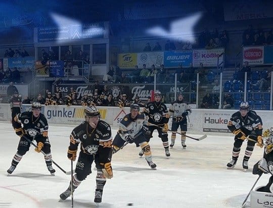 Spielszene der Stuttgart Rebels in der Eiswelt Stuttgart