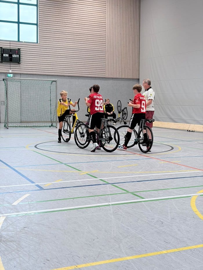 Radballspieler des RSV Nellingen in roten Trikots beim U15-Lonetal-Cup in der Halle