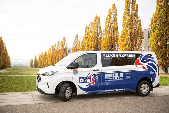 Weißer Kleinbus mit blauer Beklebung, Aufschrift Falken Express und Filderfalken-Logo