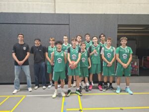 Mannschaftsfoto der U16-Basketballer der Nellingen 99ers in grünen Trikots