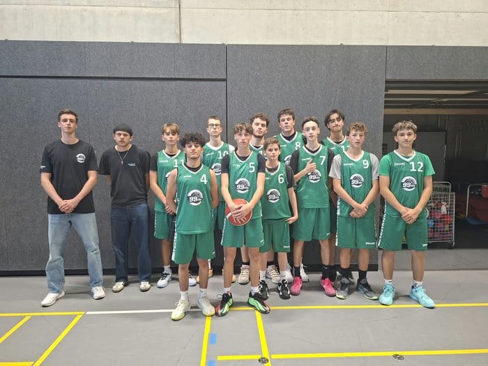 Mannschaftsfoto der U16-Basketballer der Nellingen 99ers in grünen Trikots