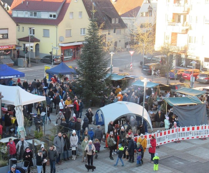 Besucher und Stände beim Weihnachtsmarkt auf dem Rathausplatz Scharnhausen